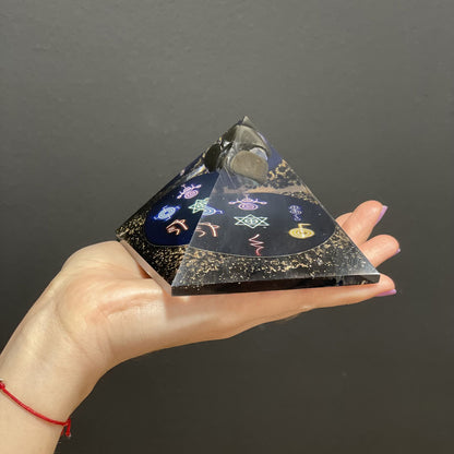 Orgonite Pyramid – Midnight Reiki / Om Chakra (≈ 90 mm)