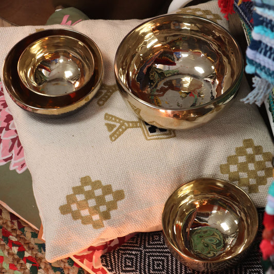 Large Shining Handmade Singing Bowl – 17 cm Hand-Hammered Brass Meditation Bowl (850 g)