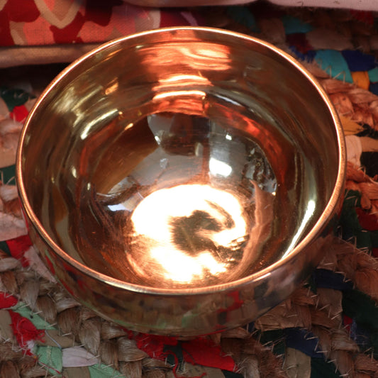 Small Shining Handmade Singing Bowl – 13 cm Hand-Hammered Brass Meditation Bowl (550 g)