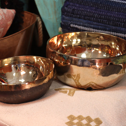 Small Shining Handmade Singing Bowl – 13 cm Hand-Hammered Brass Meditation Bowl (550 g)